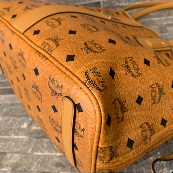 💕😍❤️MAKE AN OFFER! MCM MEDIUM LIZ😍❤️💕 - Picture 3 of 8